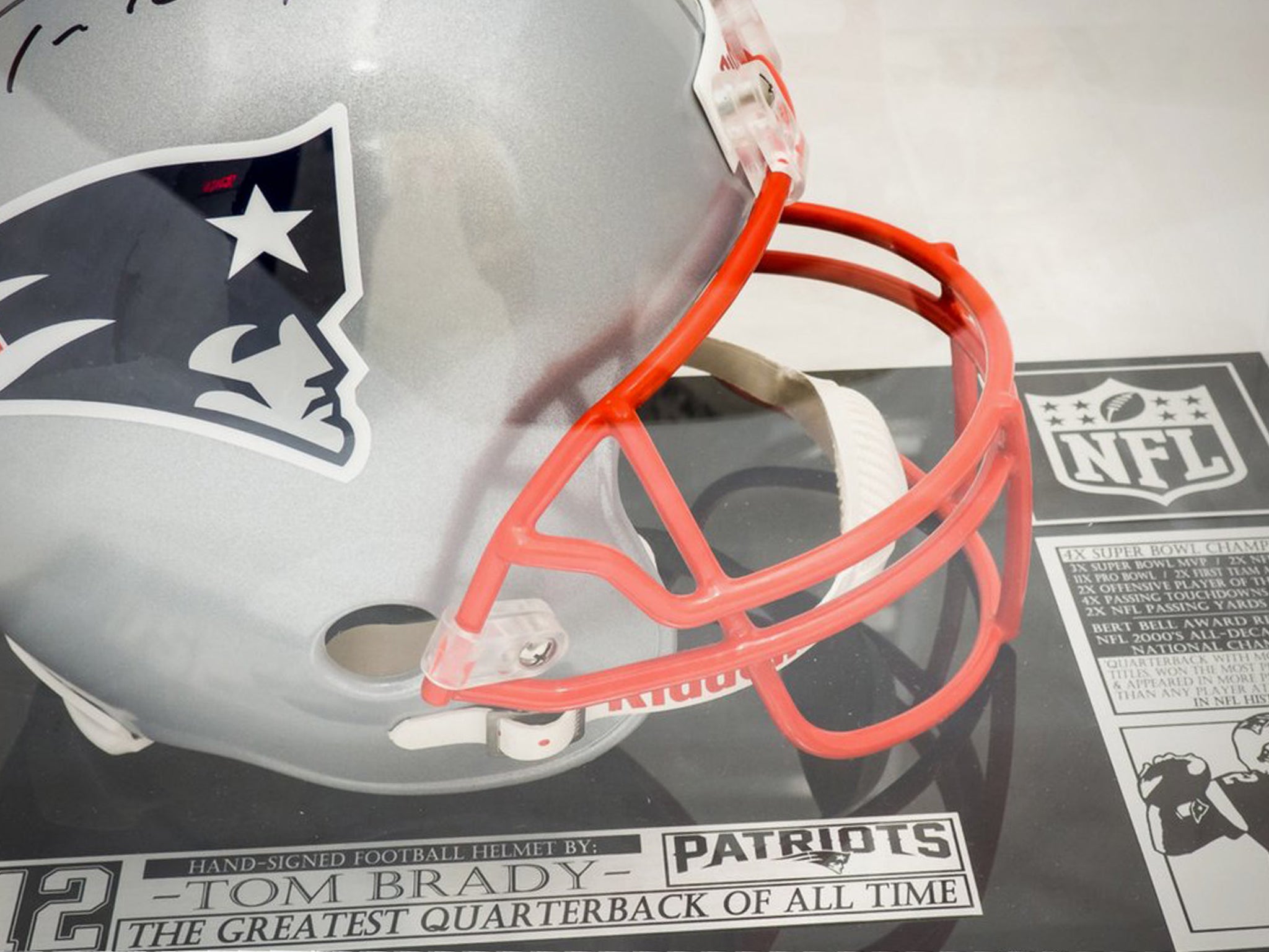 HAND-SIGNED TOM BRADY HELMET' MUSEUM DISPLAY